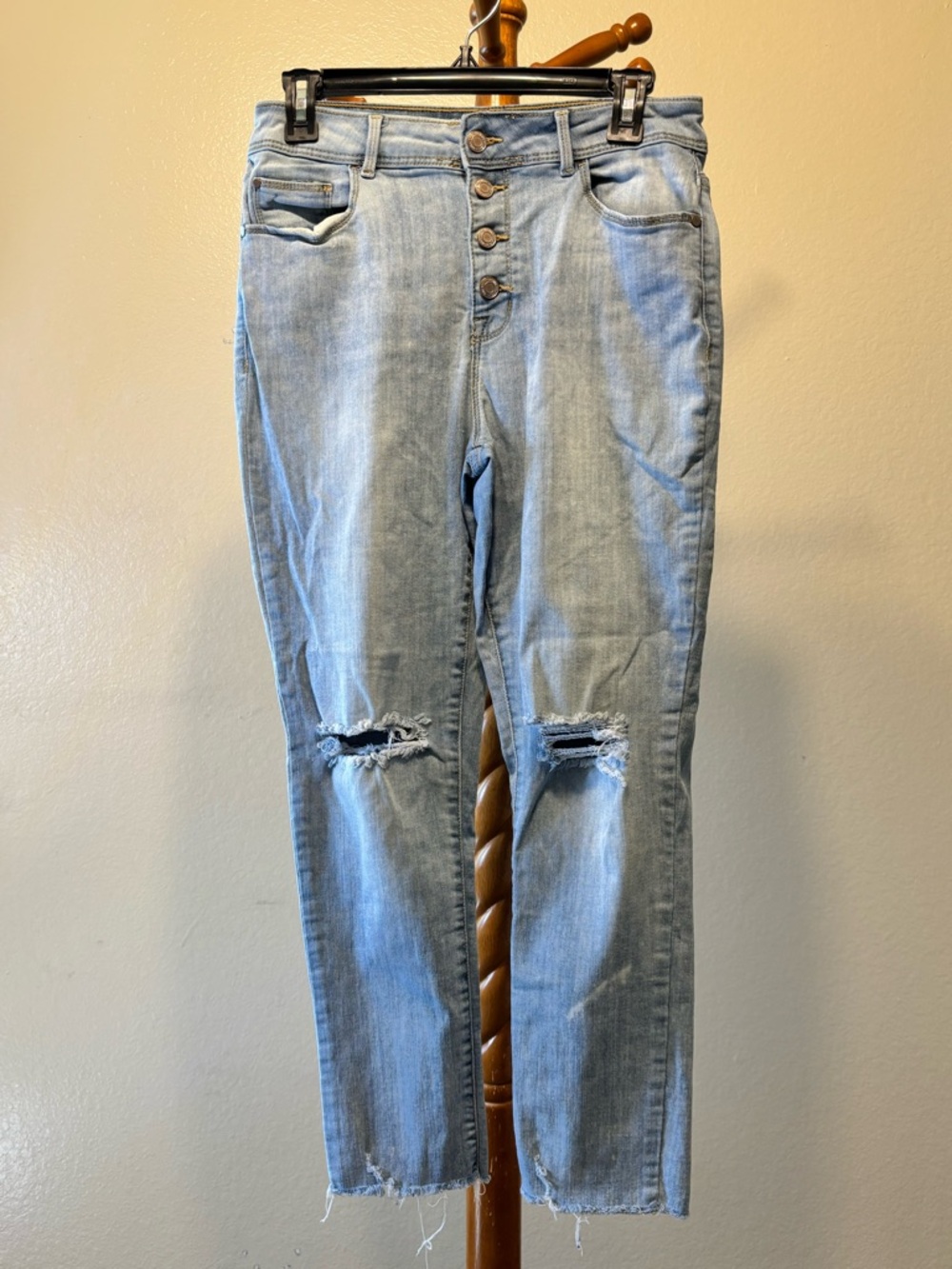 TIMEANDTRUE HIGH RISE JEANS LIGHT BLUE WASH DISTRESSED AND CROPPED HEM SIZE 10